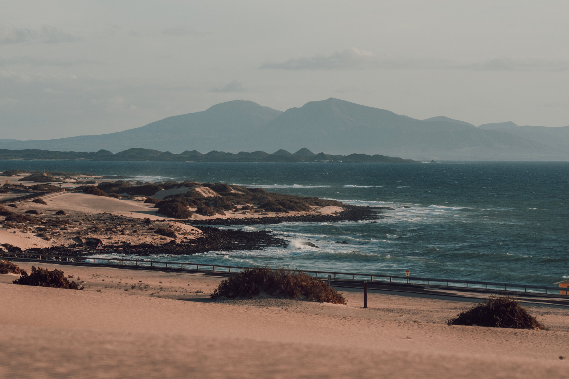 Le dune di El Moro a Fuerteventura, con l'oceano e le montagne sullo sfondo