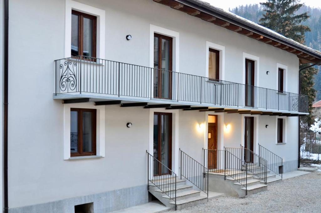 La struttura in stile alpino, nel cuore di Bardonecchia