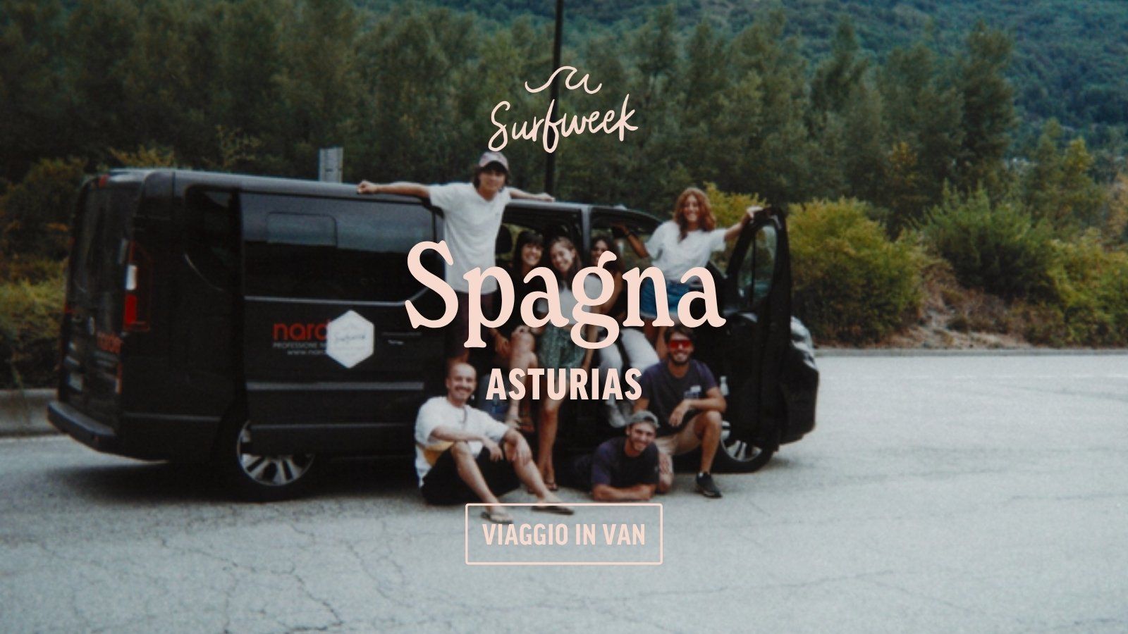 Copertina della brochure Asturie in van: il gruppo SurfWeek seduto davanti al van nel verde delle Asturie