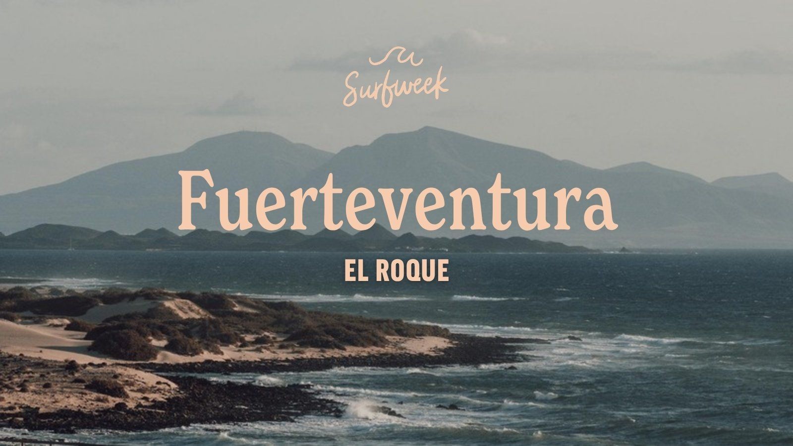 Copertina della brochure Fuerteventura: la costa di El Roque con le montagne vulcaniche sullo sfondo