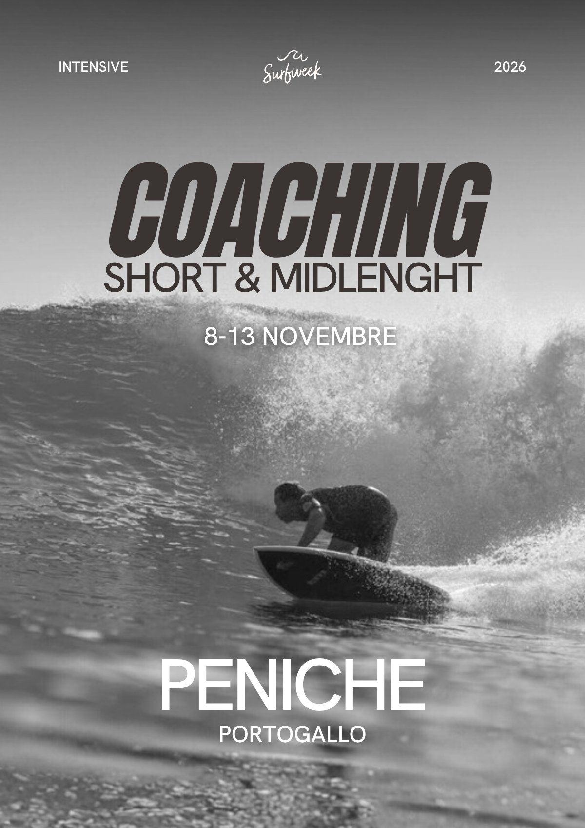 Copertina della brochure Surf Coaching short e midlength a Peniche: un surfista in manovra, in bianco e nero