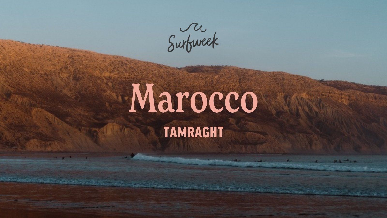 Copertina della brochure Tamraght: la costa marocchina al tramonto, con surfisti in acqua