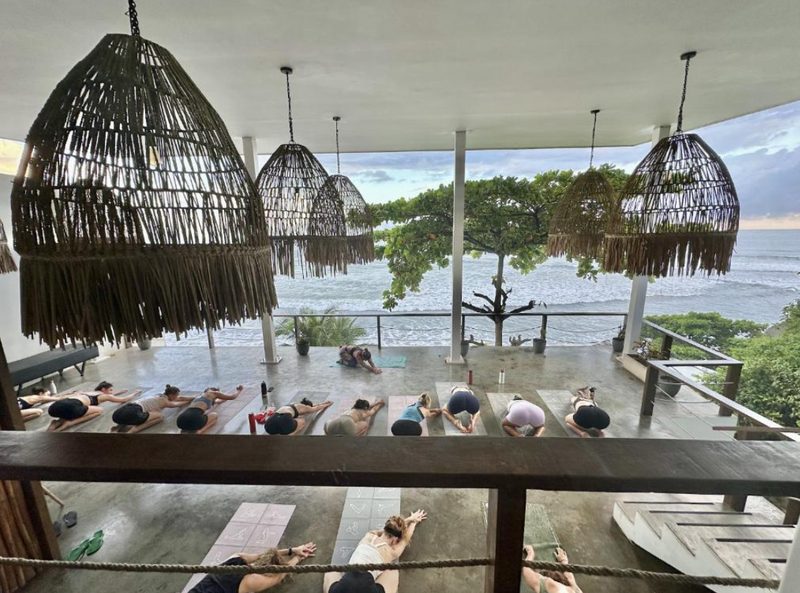 Il chill bar vista mare, cuore sociale della giornata
