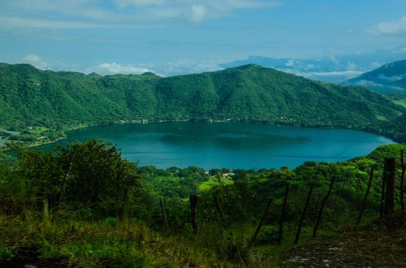 Il Lago di Coatepeque, lago vulcanico verde tra le montagne