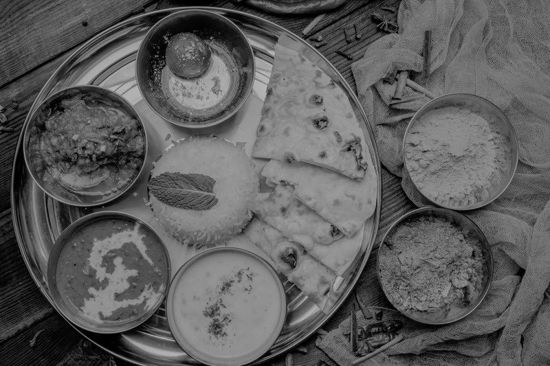 Un tavolo di piatti tipici salvadoregni condivisi tra il gruppo