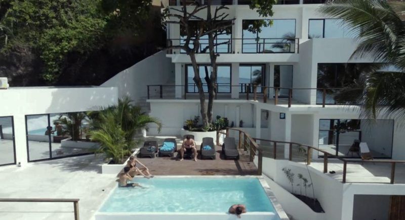 La piscina della surfhouse con vista diretta sullo spot