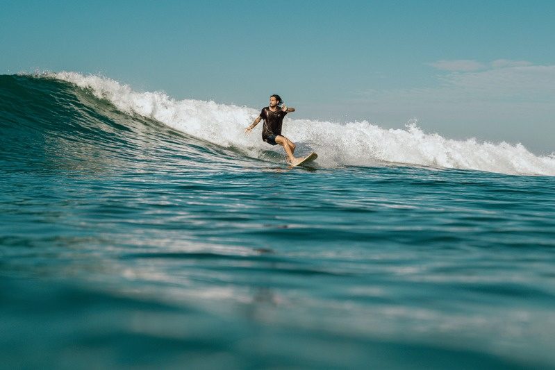 Un surfista in parete su un’onda verde e lunga a El Sunzal