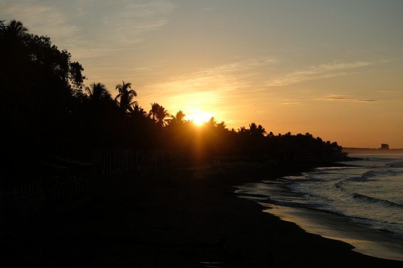 Il tramonto sulla costa di El Sunzal, palme in controluce