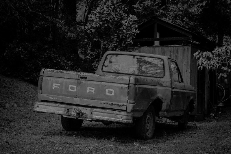 Un pick-up local sulla strada costiera, il mezzo con cui ci si sposta