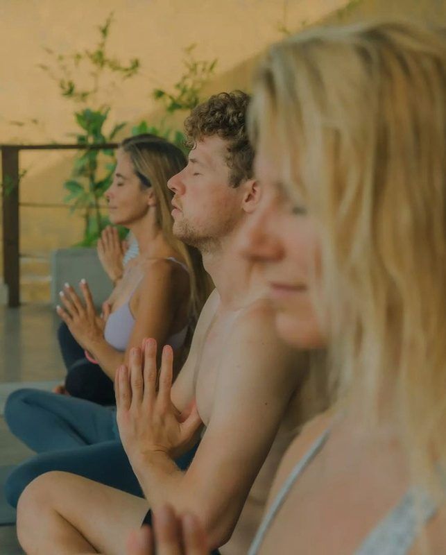 Una sessione di yoga sul patio della surfhouse, prima di entrare in acqua