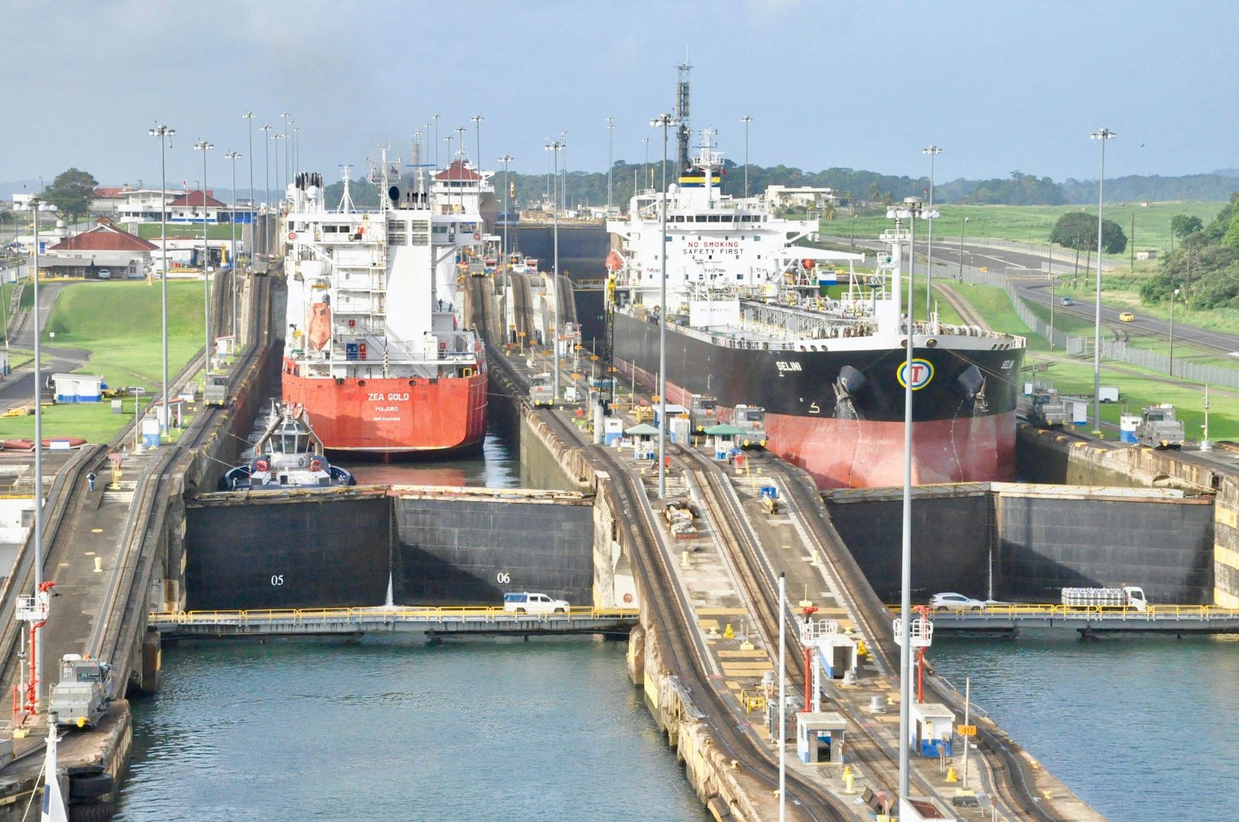 Due navi dentro le chiuse del Canale di Panama