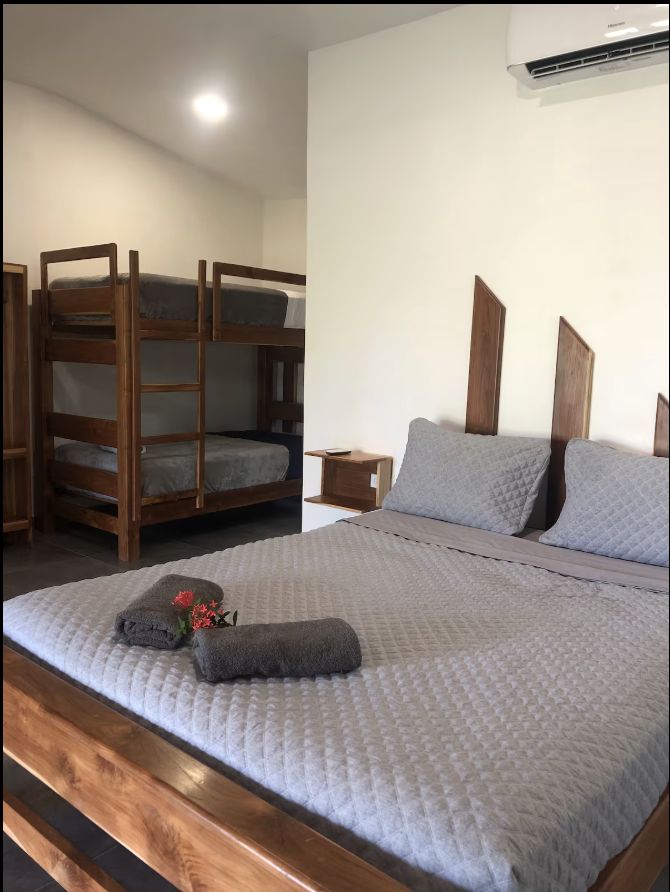 La camera con il letto matrimoniale e il letto a castello in legno