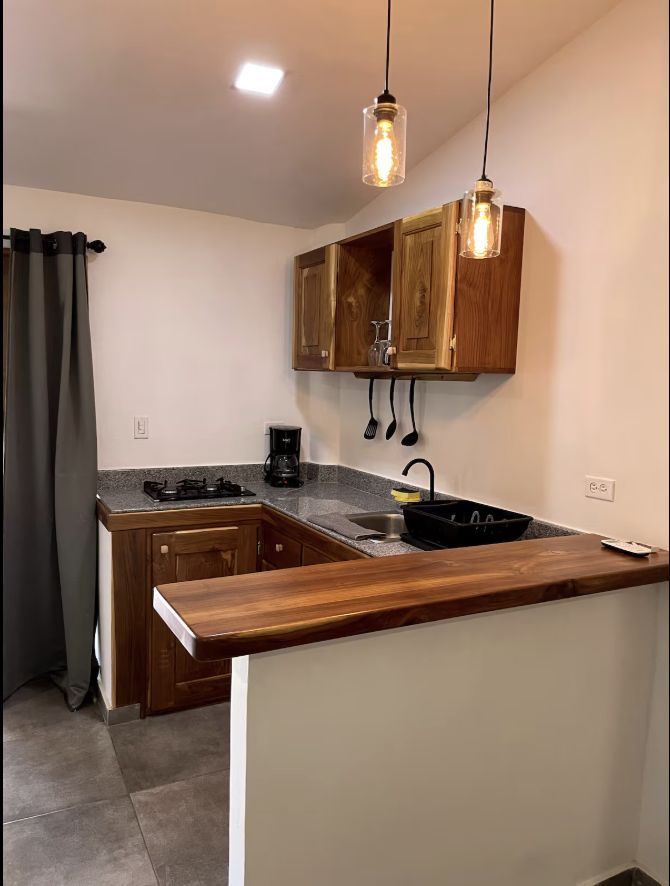 La cucina dell'appartamento con il piano in legno