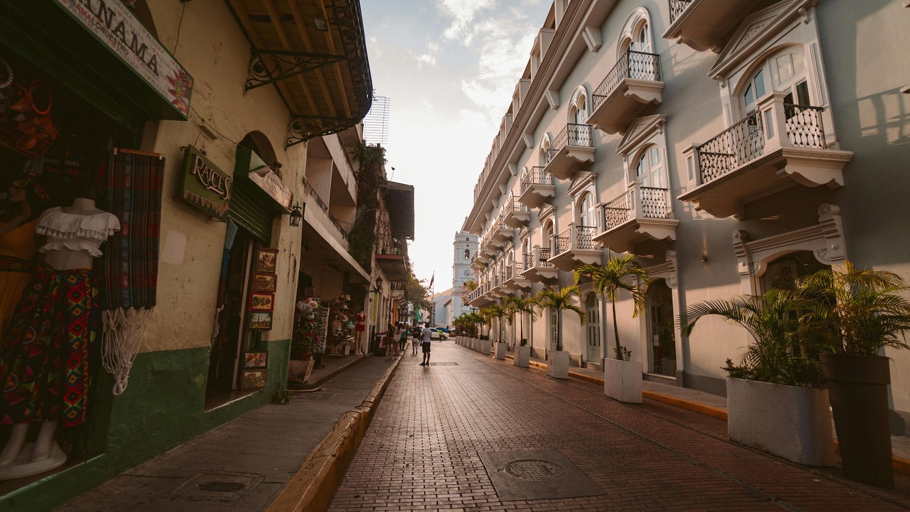 Una strada di Casco Viejo con i palazzi coloniali e i balconi