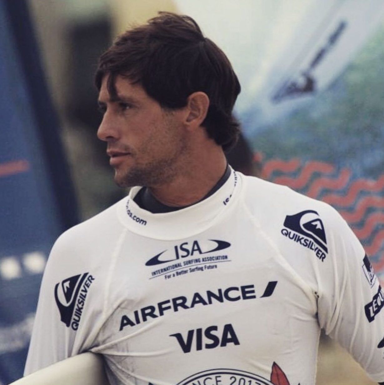 Diego Salgado, coach della settimana, con la maglia di una gara internazionale di surf