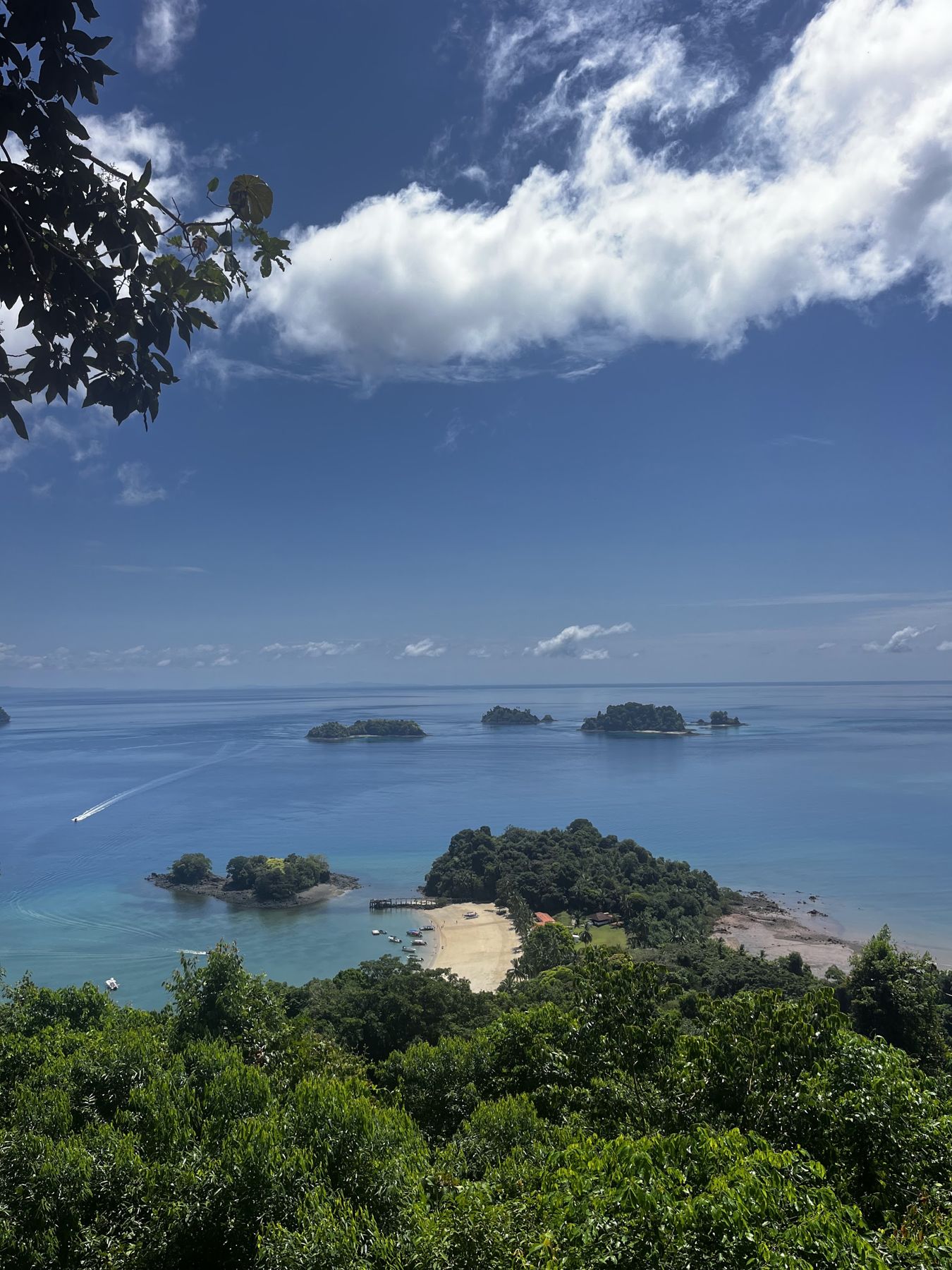 Isolette verdi nel mare turchese viste dall'alto
