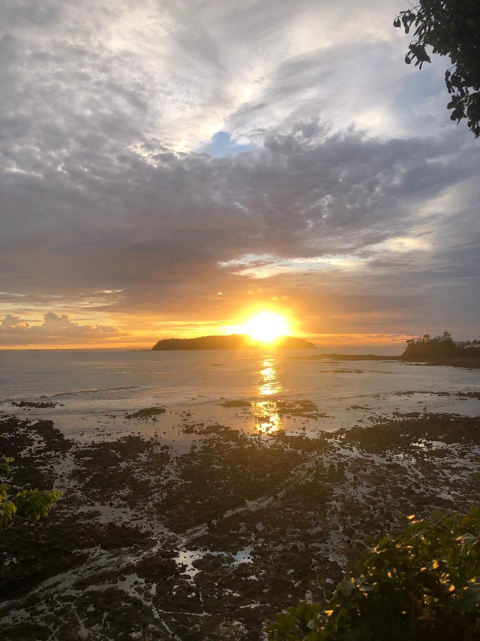 Il sole che tramonta dietro un'isola davanti a Santa Catalina