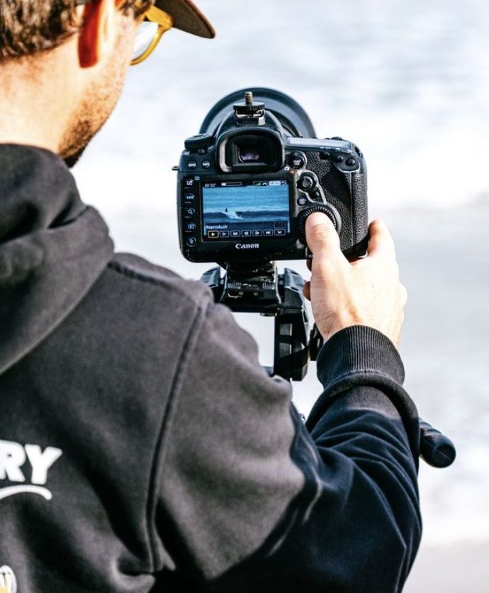 Un operatore riprende il mare con una fotocamera professionale