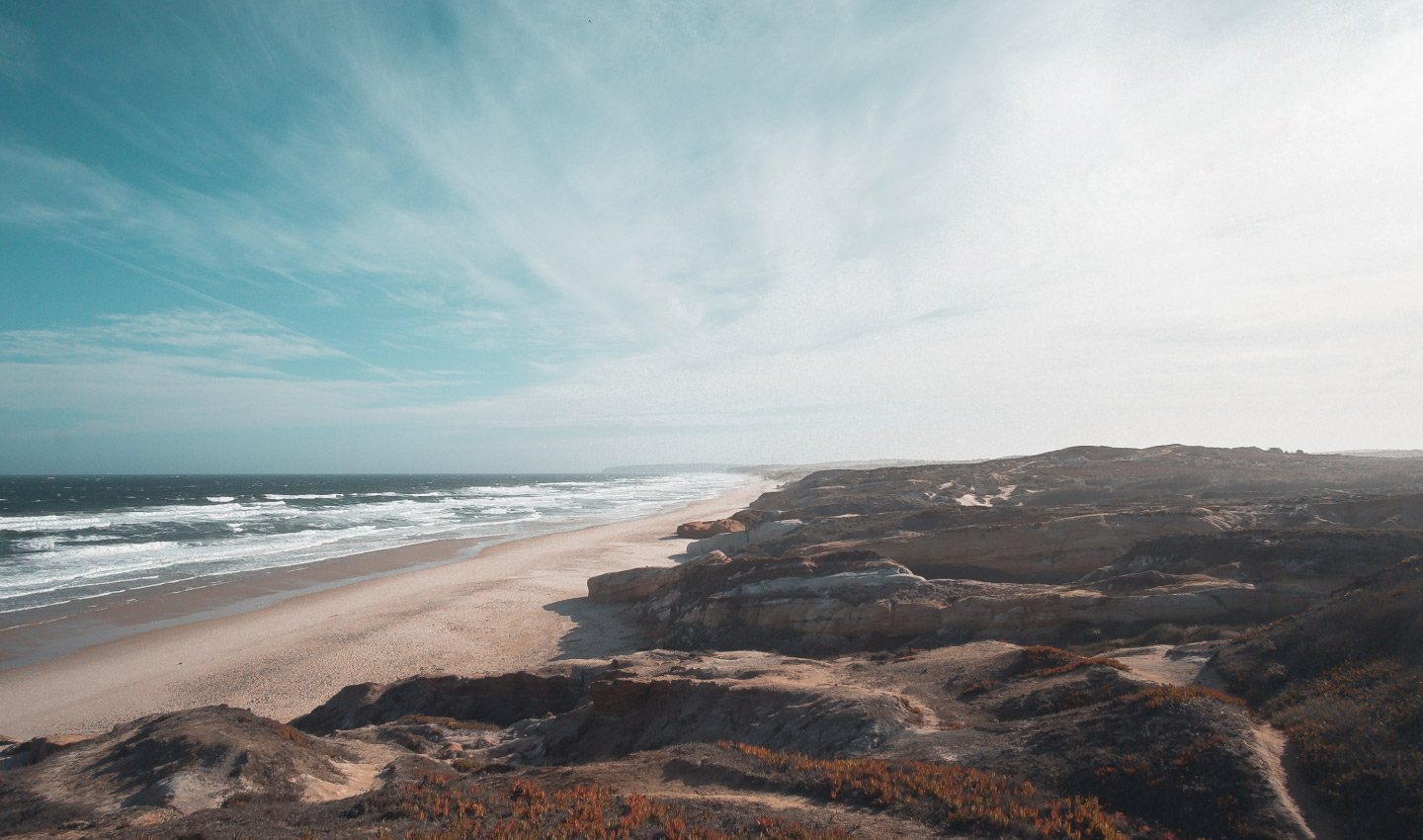 Spiaggia e dune vicino a Peniche, in Portogallo, con le onde che arrivano a riva