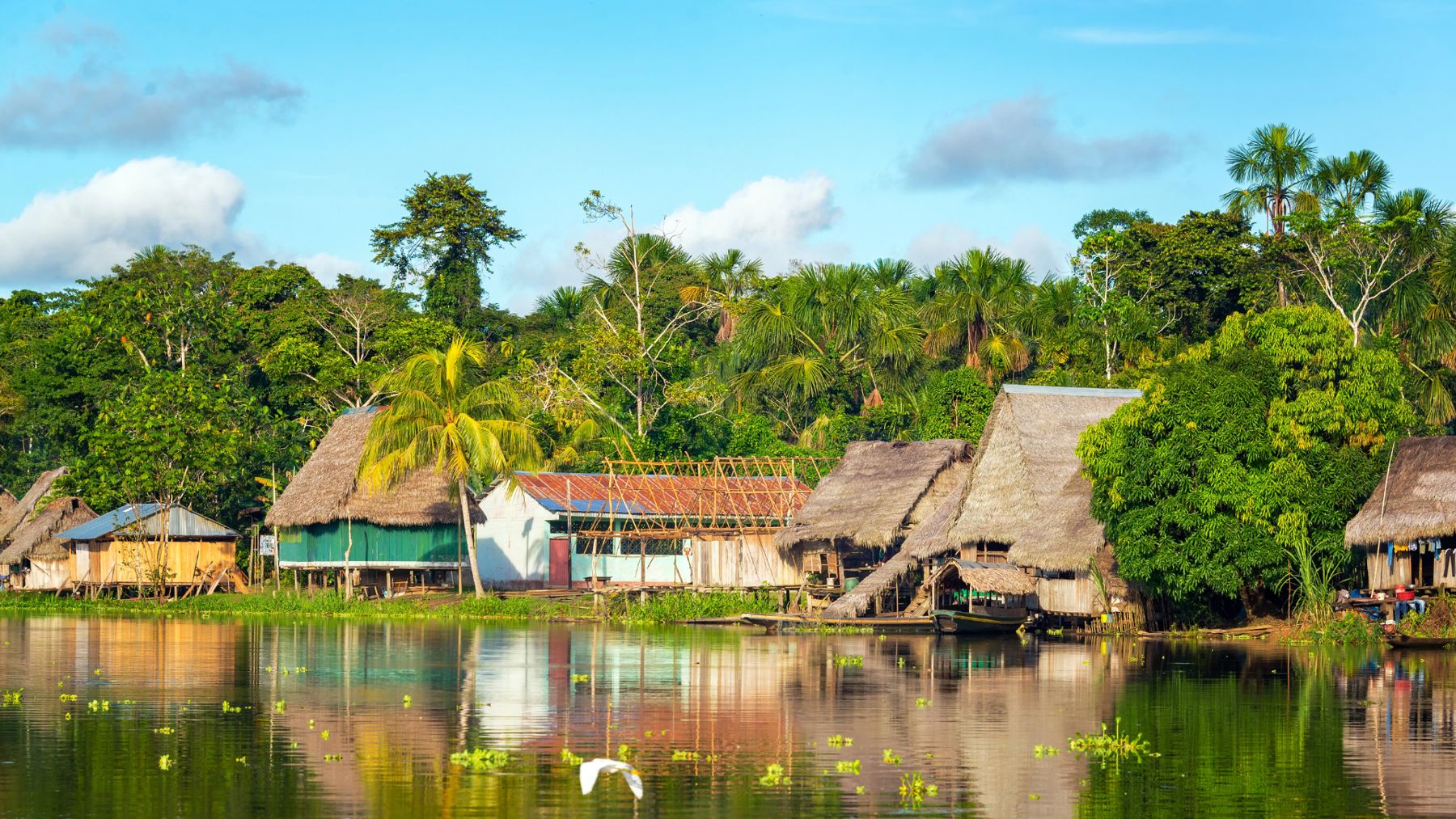 Case di legno su palafitte lungo il fiume vicino a Iquitos