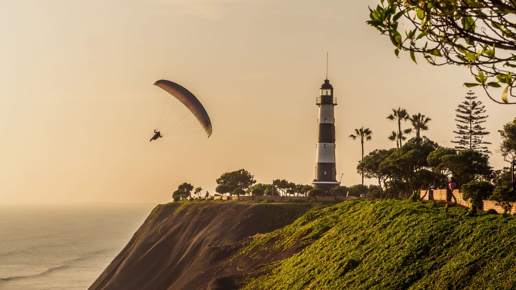Il faro sulla scogliera di Lima al tramonto