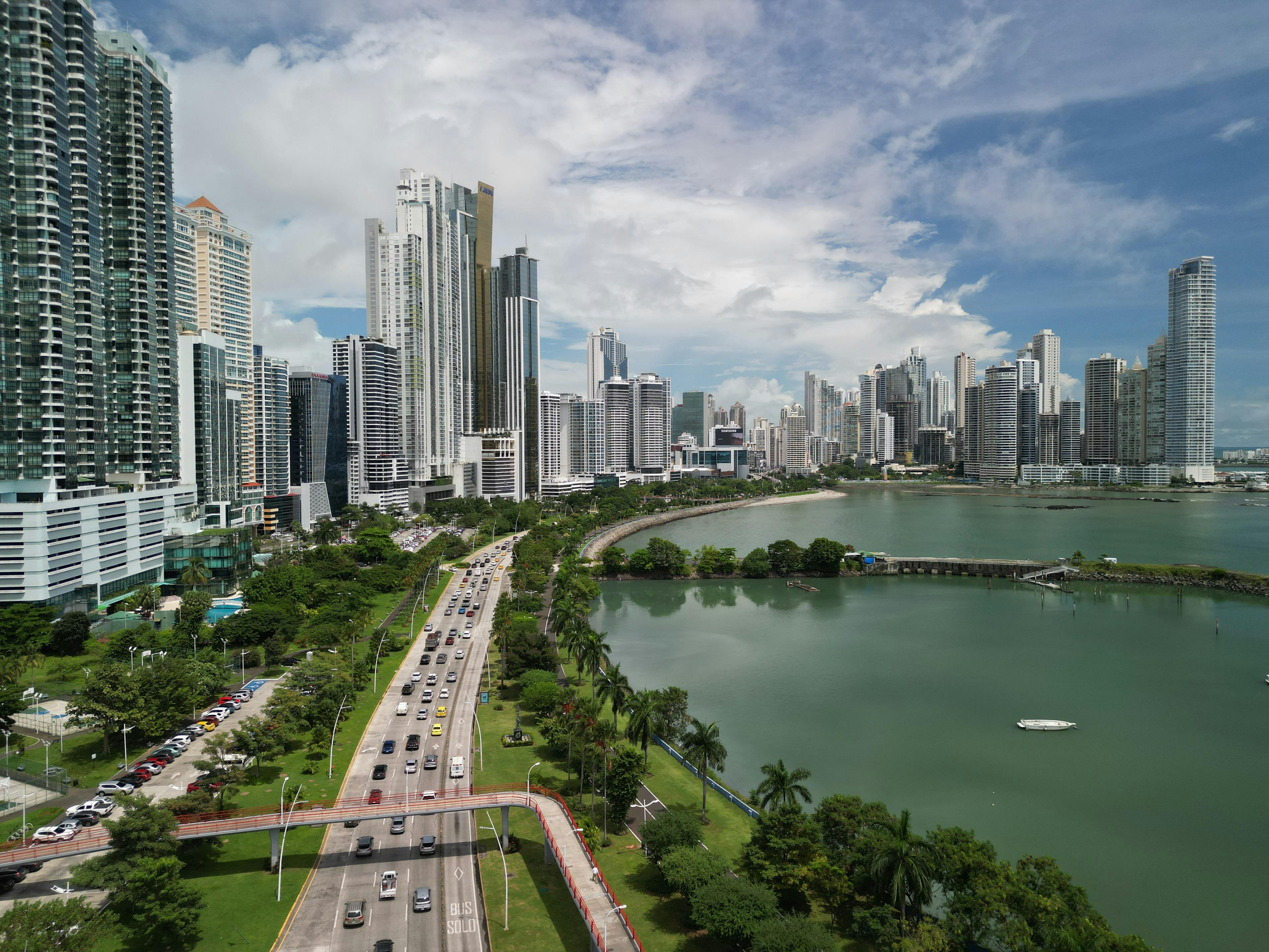 Lo skyline di Panama City visto dall'alto, tra grattacieli, verde e la baia