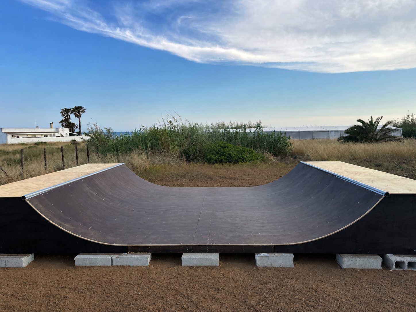 La skate ramp del glamping vista dall'alto in una giornata di sole