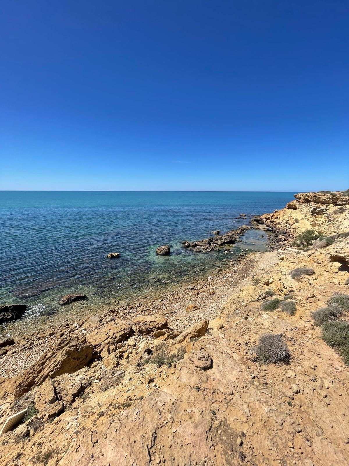 Scogliera della costa sud siciliana in una giornata di luce piena
