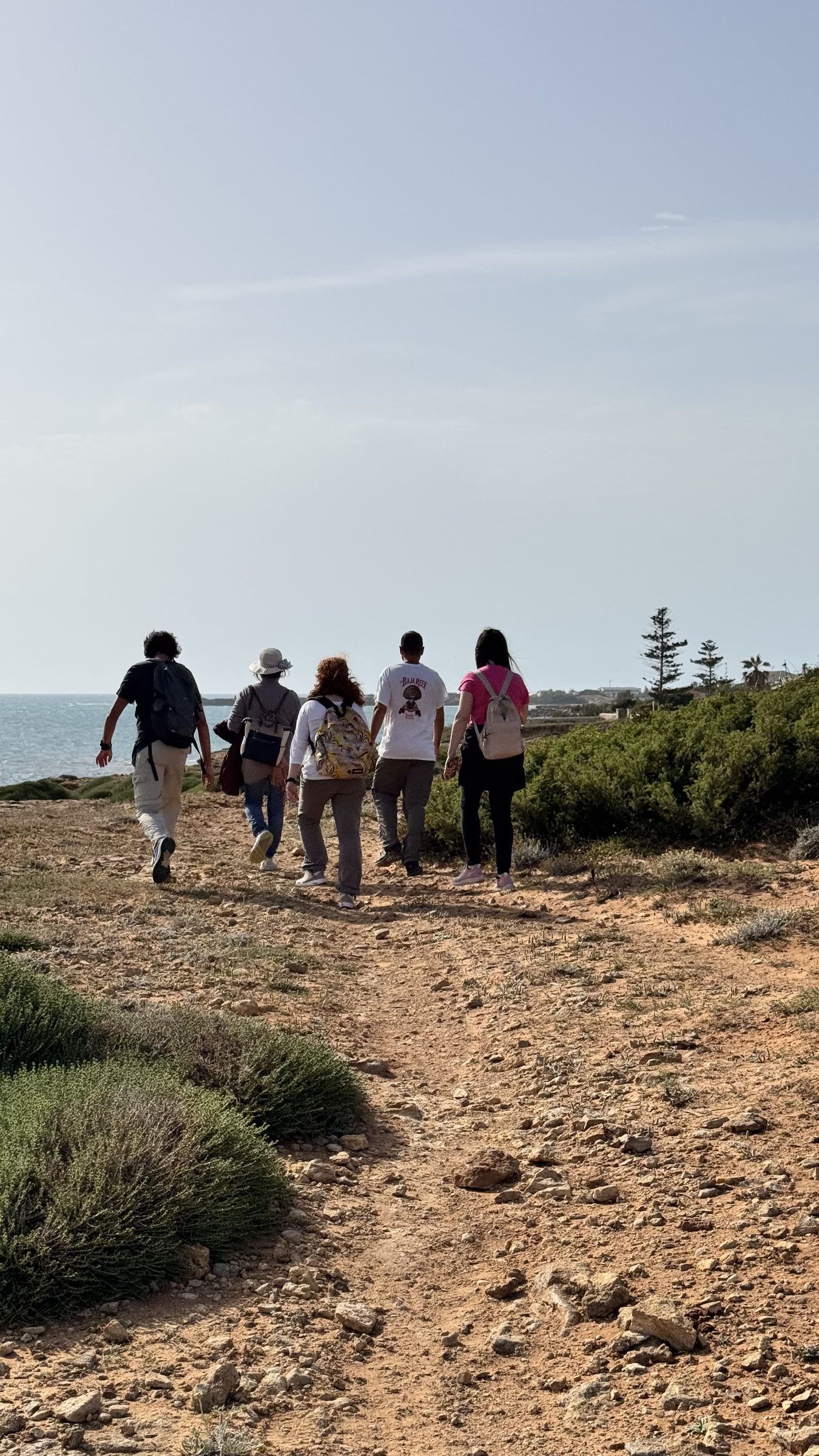Sentiero di trekking nella macchia mediterranea del litorale ibleo
